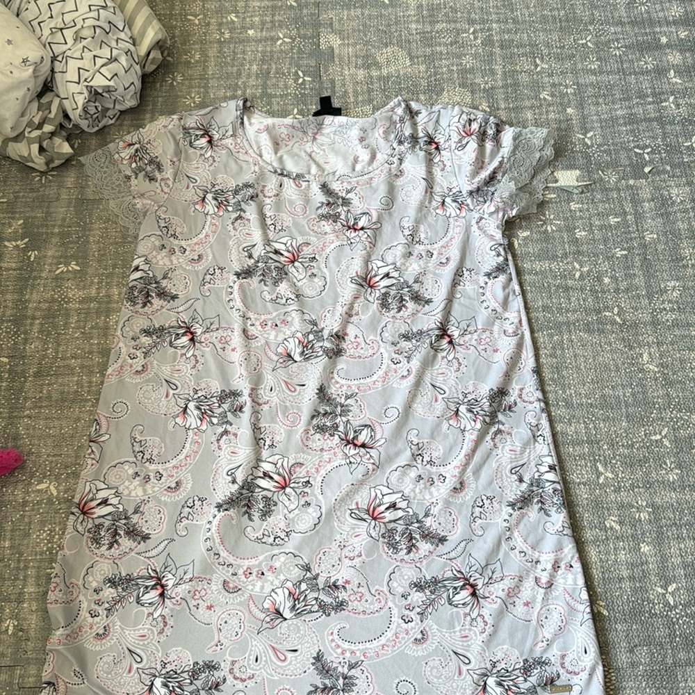 TAHARI nightgown